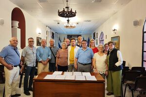 Los familiares de las personas víctimas de la Guerra Civil y la represión franquista entregan la documentación para su reconocimiento