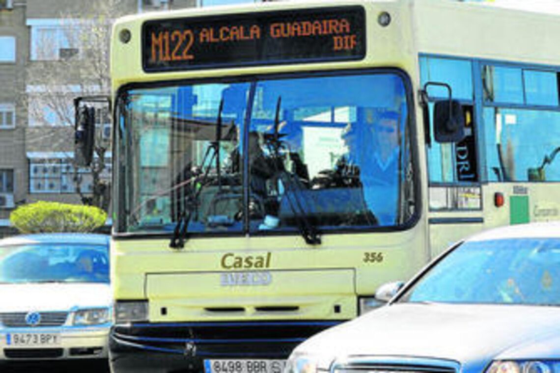 Ayuntamiento y vecinos solicitan al Consorcio Metropolitano de Transporte el refuerzo de las líneas M121 y M122