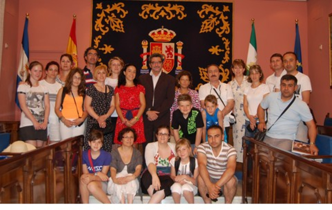 EL AYUNTAMIENTO RECIBE A UN NUEVO GRUPO DE PROFESORES DE PAÍSES EUROPEOS QUE TRABAJAN CON EL CEIP RAFAEL ALBERTI