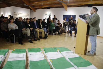 El Ayuntamiento entrega más de 50 banderas de Andalucía a entidades y centros escolares