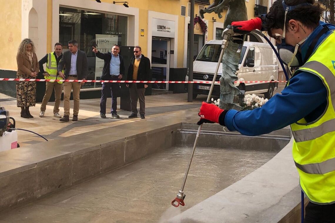 La calle la Mina se somete a un tratamiento con nanopartículas para facilitar su limpieza