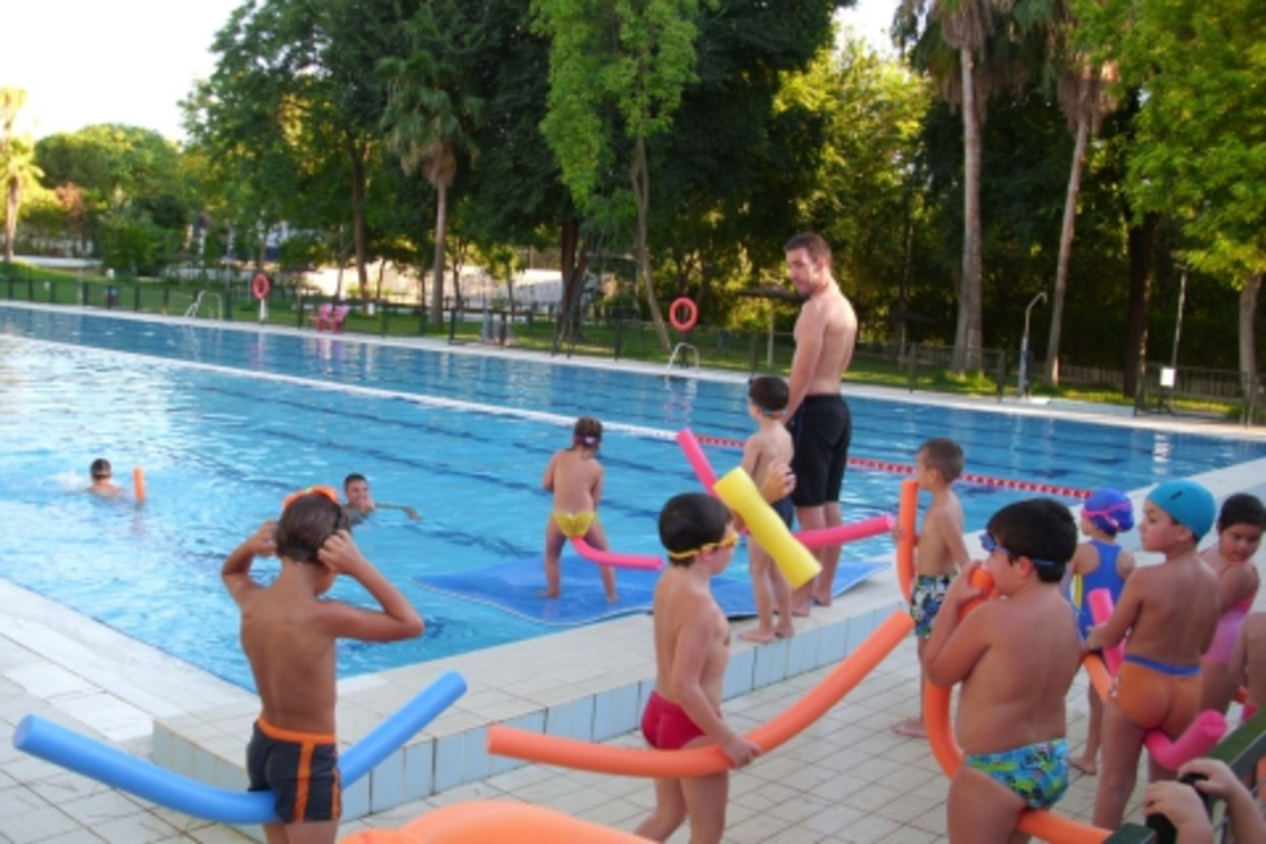 ABRE LA PISCINA MUNICIPAL DE SAN JUAN CON CAMPUS DEPORTIVO INCLUIDO ADEMÁS DE LOS CURSOS Y EL BAÑO LÚDICO