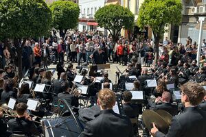 La Banda de Alcalá ha deleitado al público con un recital de marchas en La Plazuela