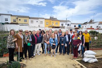 Los mayores que participan en el  programa de Dinamización visitan los huertos ecológicos urbanos