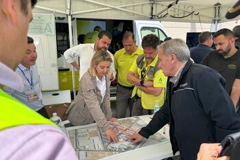 Alcalá recupera la normalidad y levanta la emergencia local tras la extinción del incendio en la nave de La Red