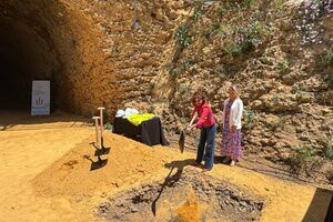 La alcaldesa y la vicepresidenta primera del Gobierno colocan la primera piedra de la Vía Ciclista Guadaíra, que recupera el antiguo túnel del ferrocarril