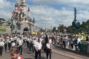 La Banda de Alcalá llenó con su música el parque Disney de París
