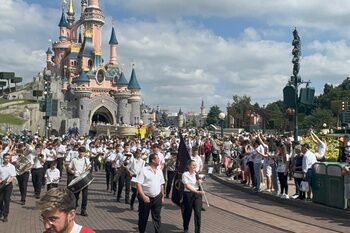 La Banda de Alcalá llenó con su música el parque Disney de París