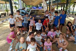 Los niños y niñas de la Universidad Popular reciben la visita de la Policía Nacional
