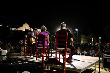 Cultura e identidad local llenaron las calles del barrio del Castillo en la Noche de San Miguel