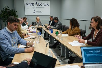 Alcalá aprueba las ayudas para ascensores en edificios residenciales y el presupuesto de 2026