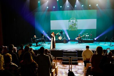 ​​ Falete clausura con un concierto inolvidable el Día de la Bandera en Alcalá de Guadaíra, reafirmando el compromiso del Ayuntamiento con la identidad y la memoria andaluza