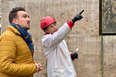 Limpieza y restauración de la Mujer Aceitunera ubicada en la rotonda Beca