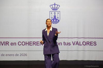 Anne Igartiburu ofrece en Alcalá de Guadaíra una conferencia motivacional en la que anima a 'Vivir en coherencia con tus valores'