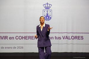 Anne Igartiburu ofrece una conferencia motivacional en la que anima a 'Vivir en coherencia con tus valores'