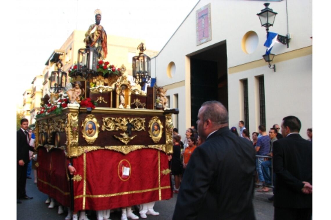 EL PATRÓN SAN MATEO PROCESIONA ENTRE EL CLAMOR DE LOS ALCALAREÑOS