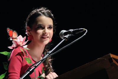 Victoria García Gil llena de talento e ingenio el Gutiérrez de Alba con el pregón infantil del Carnaval de Alcalá de Guadaíra 2026