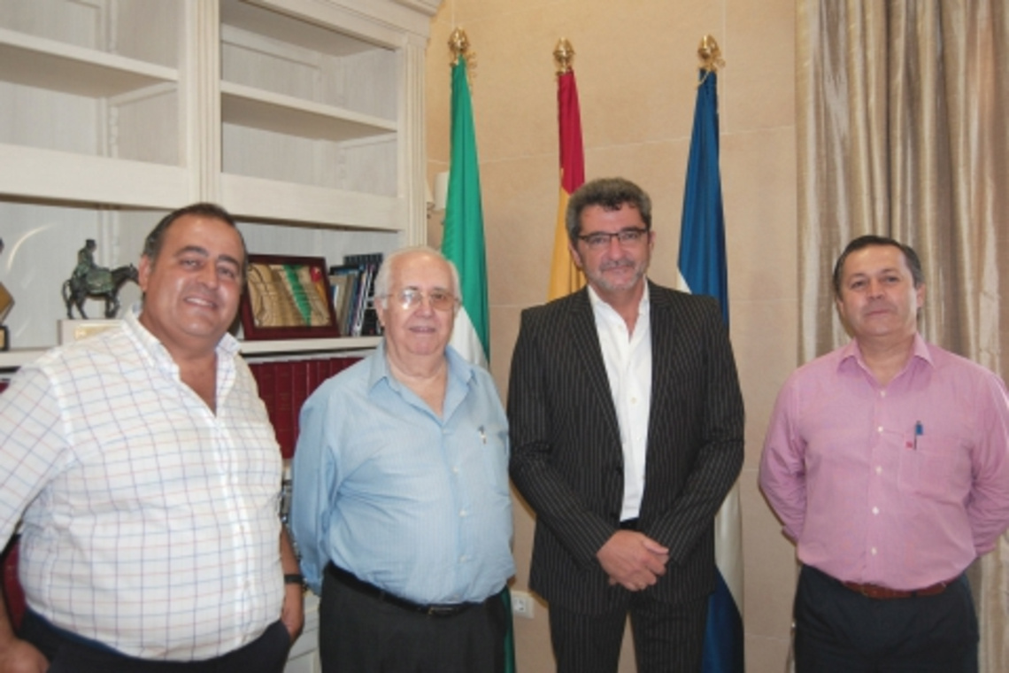 EL ALCALDE RECIBE AL DIRECTOR DEL COLEGIO SALESIANO 'NUESTRA SRA DEL ÁGUILA' CON MOTIVO DE LA VISITA DE LA RELIQUIA DE DON BOSCO