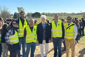 La Fundación Centro Girasol impulsa una plantación inclusiva en el Puntal de Oromana junto al IES Alguadaíra