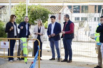 La alcaldesa comprueba el avance de la reforma integral de la calle Malasmañanas ​