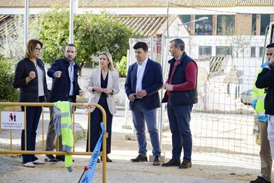 ​La alcaldesa comprueba el avance de la reforma integral de la calle Malasmañanas ​