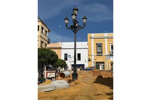La farola de estilo fernandino de la Plaza del Cabildo será retirada para su restauración y colocada tras las obras