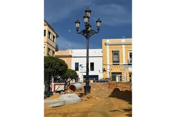 La farola de estilo fernandino de la Plaza del Cabildo será retirada para su restauración y colocada tras las obras