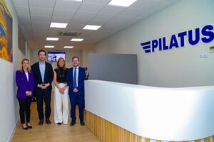 La alcaldesa Ana Isabel Jiménez y el ministro Carlos Cuerpo comprueban el funcionamiento de la multinacional suiza Pilatus Aircraft en Alcalá de Guadaíra