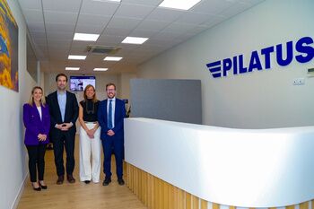 La alcaldesa y el ministro Carlos Cuerpo comprueban el funcionamiento de Pilatus Aircraft en Alcalá