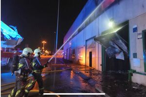 Los bomberos evitan la expansión de un incendio que esta madrugada ha calcinado una nave industrial
