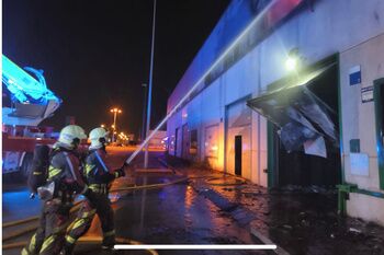 Los bomberos evitan la expansión de un incendio que esta madrugada ha calcinado una nave industrial