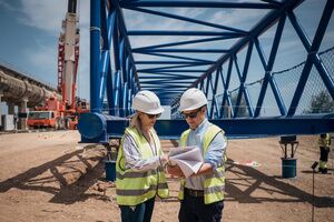 ​Comienza la instalación de la pasarela sobre el río Guadaíra que conectará el Carril Bici entre Alcalá y la Universidad Pablo de Olavide