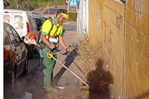 El Ayuntamiento continua con el desbroce y limpieza del viario urbano