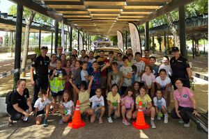 Los menores de los talleres de verano de la Universidad Popular reciben la visita de la Policía Nacional
