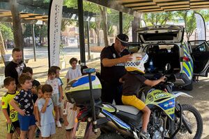 Los niños y niñas de los talleres de verano de la Universidad Popular aprenden con la Policía Local