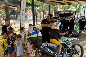Los niños y niñas de los talleres de verano de la Universidad Popular aprenden con la Policía Local