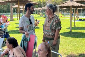 La piscina de verano de San Juan recibe a los mayores de la Residencia Cristo de la Salud