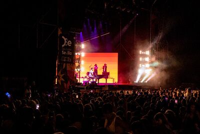 Alcalá de Guadaíra se vuelca con Pablo López  en una multitudinaria noche de música y emoción